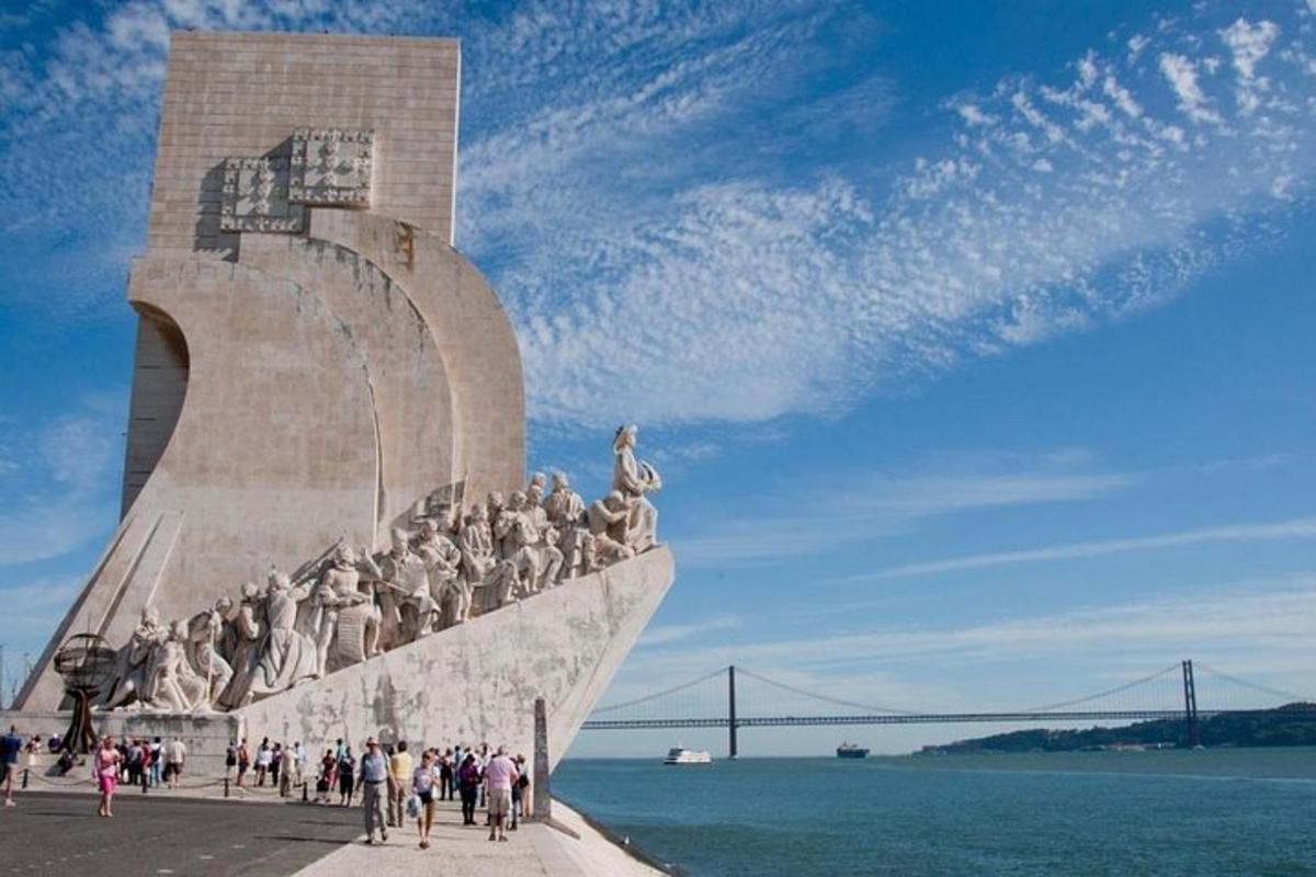 Una gran estatua de un grupo de personas cerca del agua.