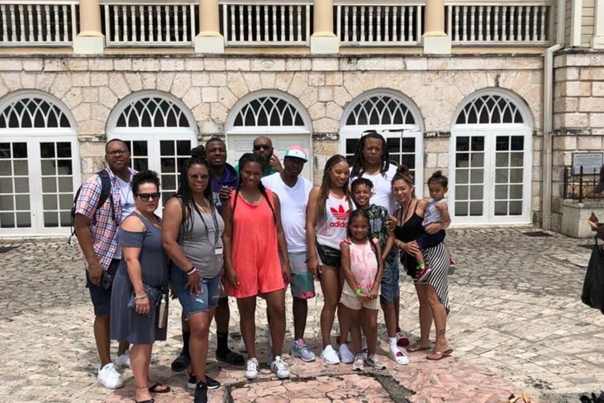 un gruppo di persone in posa per una foto davanti a un edificio
