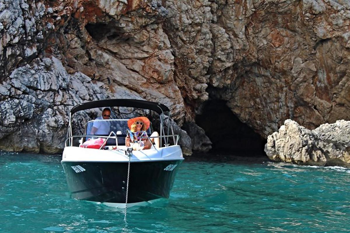 Un hombre y un perro en un barco en el agua.