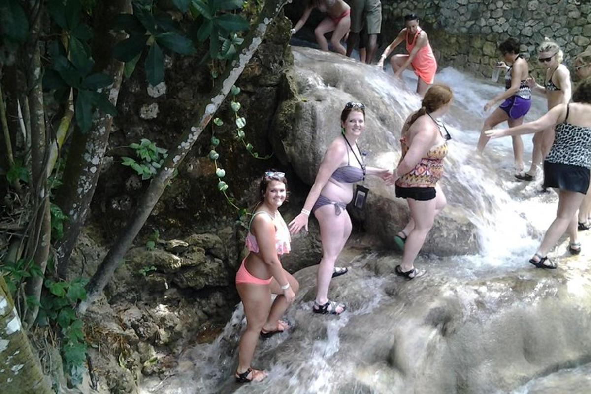 un gruppo di persone in costume da bagno in piedi in una cascata
