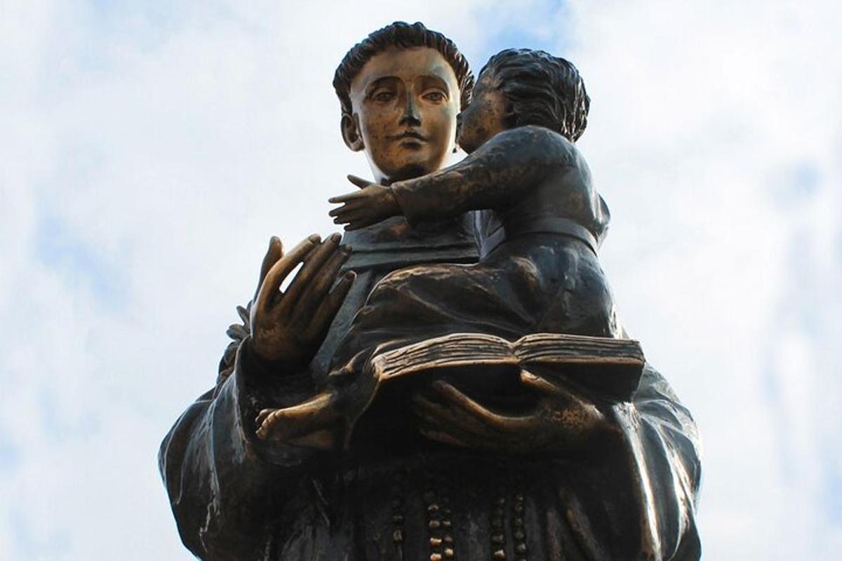 una statua di un uomo che tiene in braccio una donna