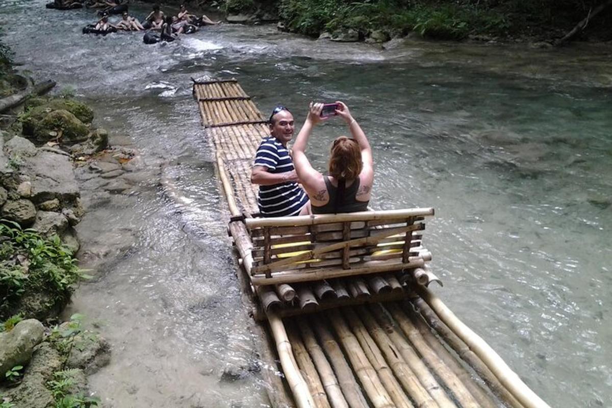 un uomo e una donna seduti su un ponte sopra un fiume