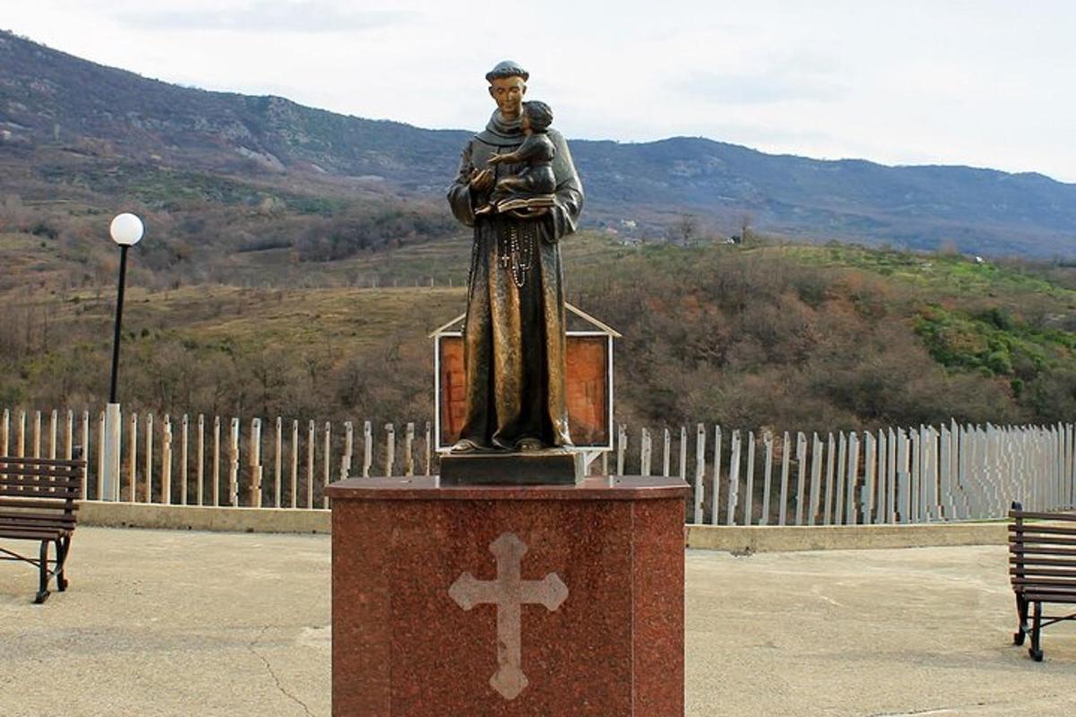 una statua di un uomo che tiene in braccio un bambino