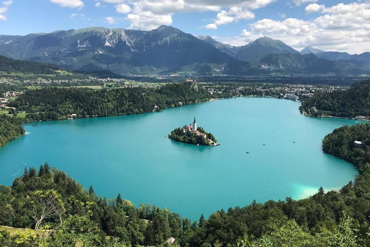 una isla en medio de un gran lago