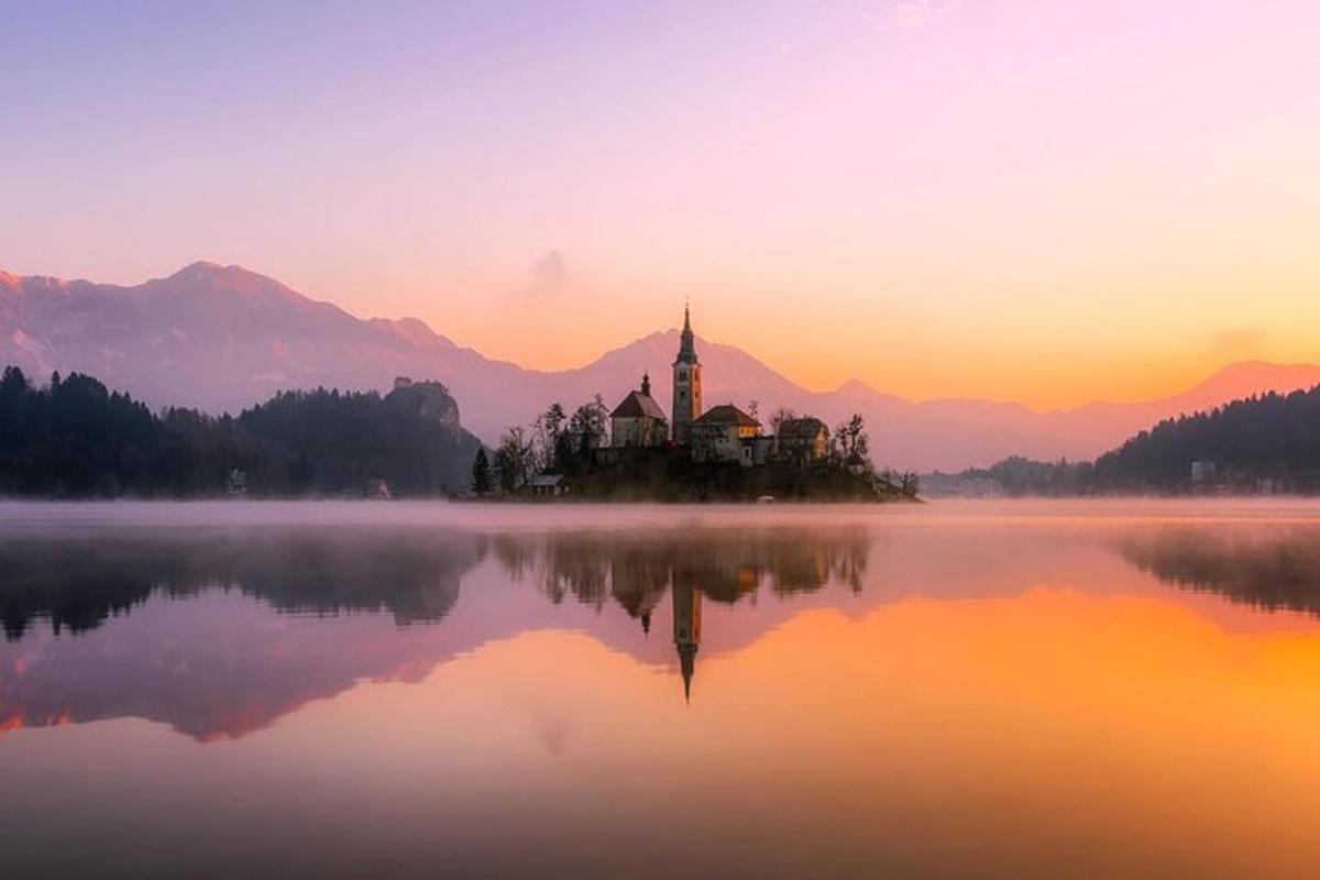 una isla en medio de un lago al atardecer
