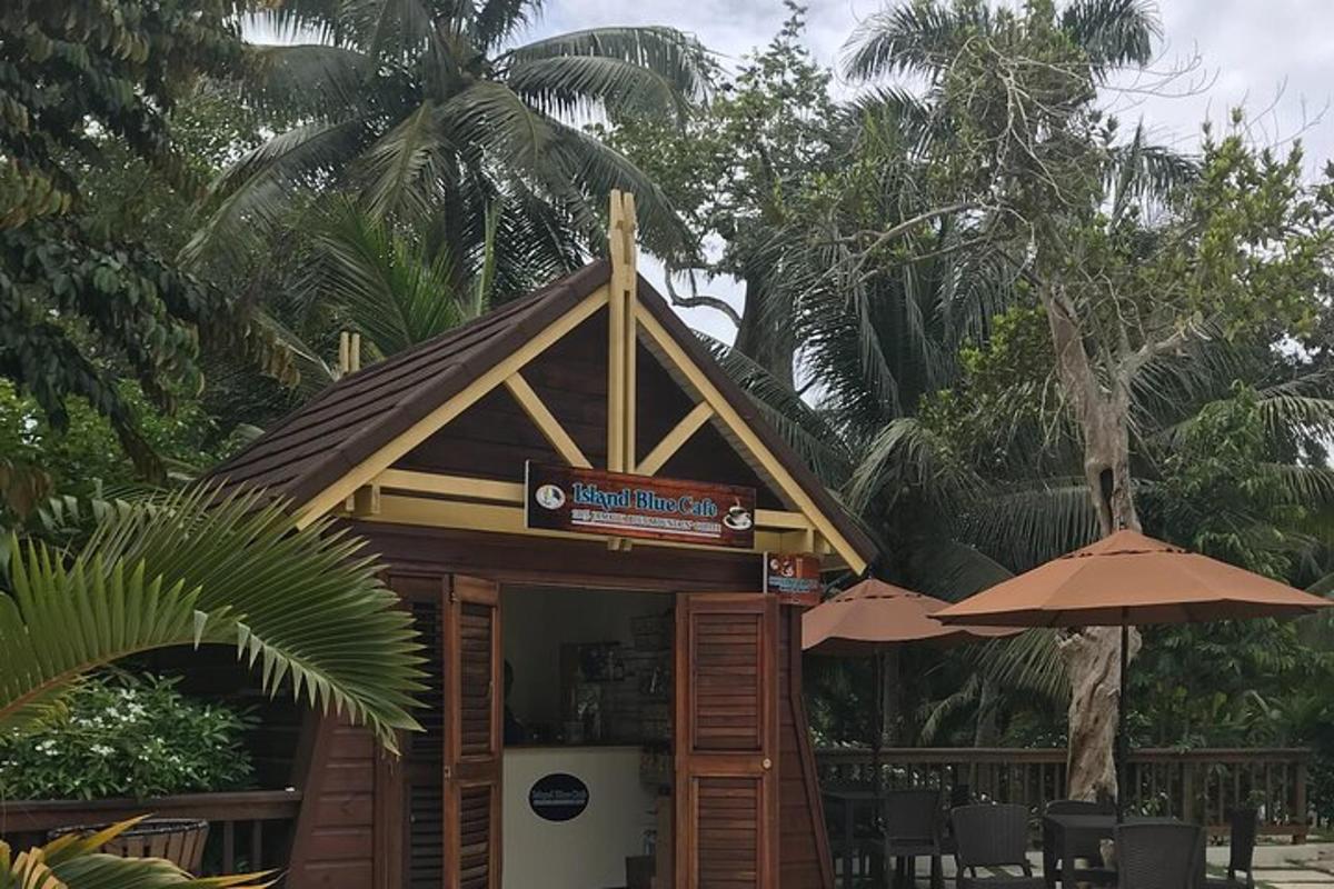 restoran kecil dengan payung, meja, dan kursi