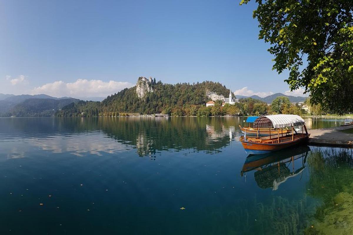 Un barco en un lago con una montaña al fondo