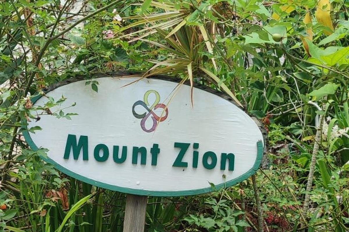 uma placa que diz Monte Kilimanjaro