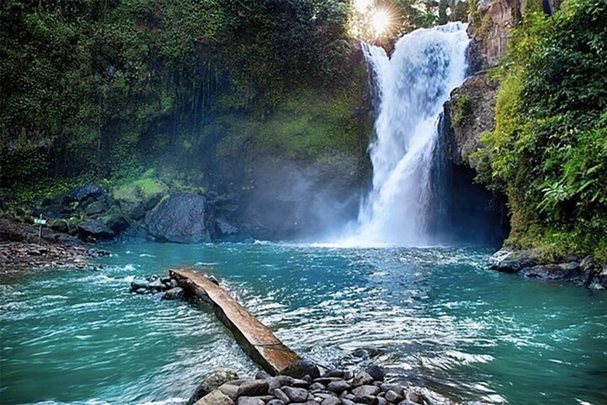una cascata in mezzo a un fiume