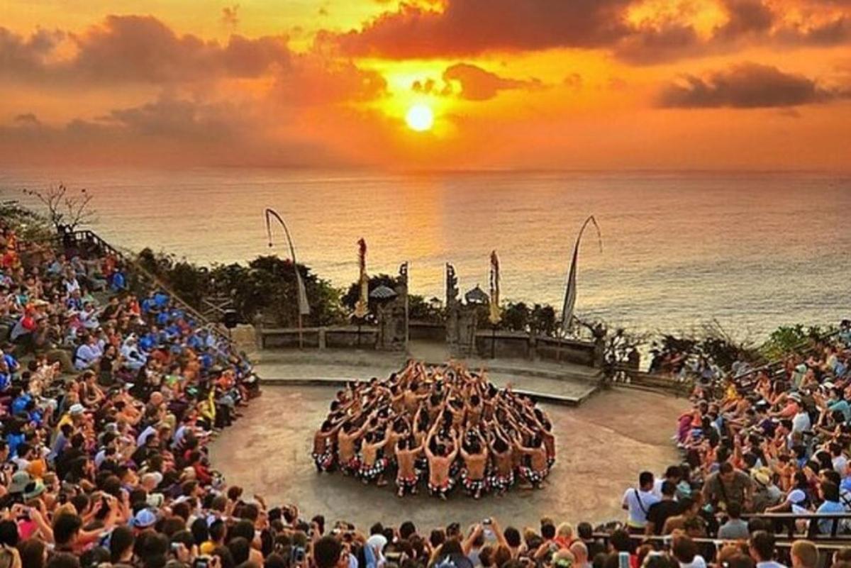 una grande folla di persone che guarda un palco con un gruppo di animali