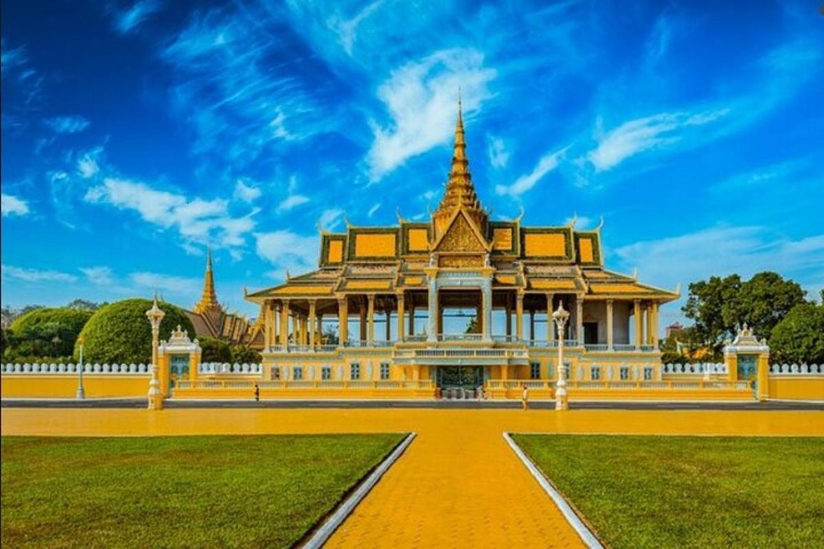sebuah bangunan dengan dua menara di atas padang