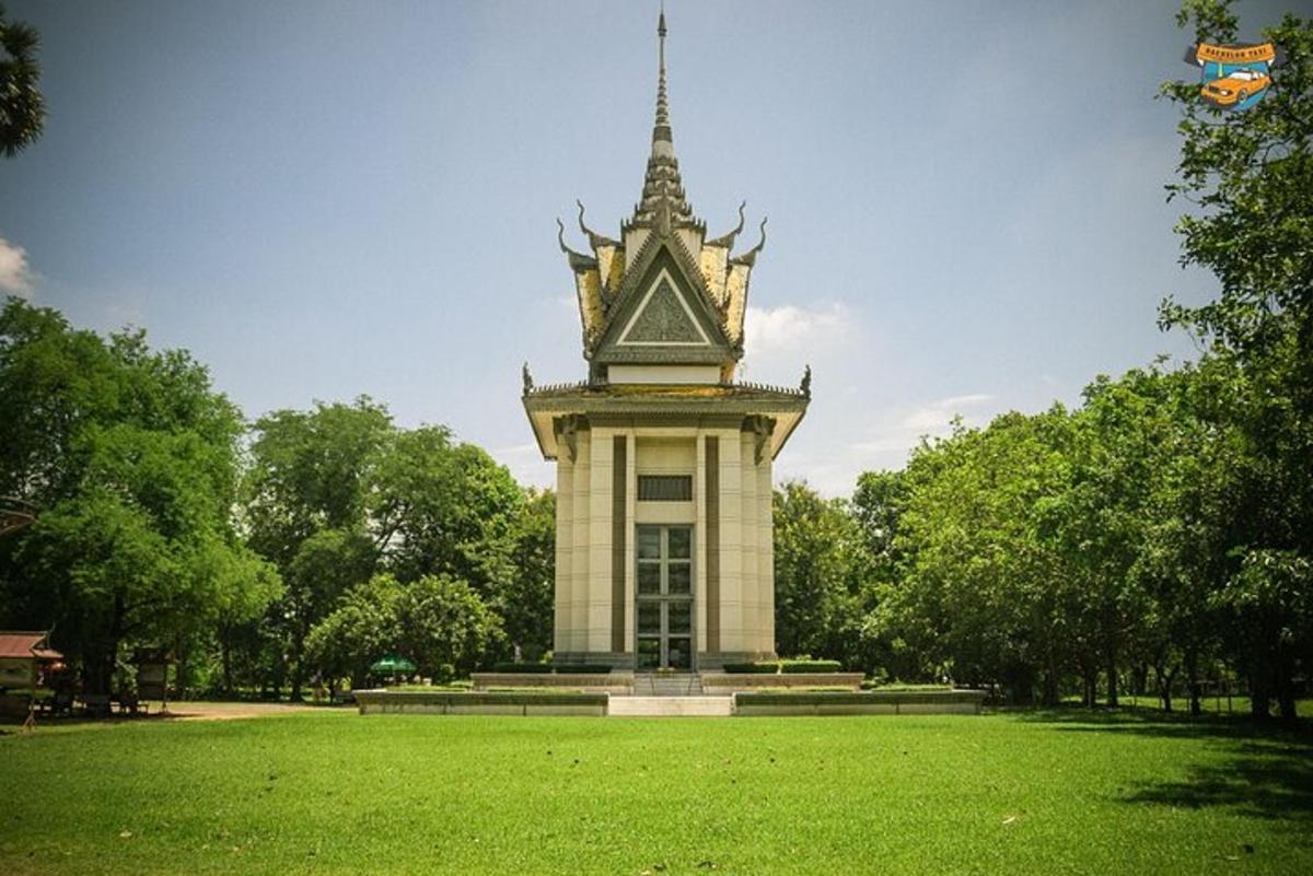 sebuah menara besar di taman dengan padang hijau