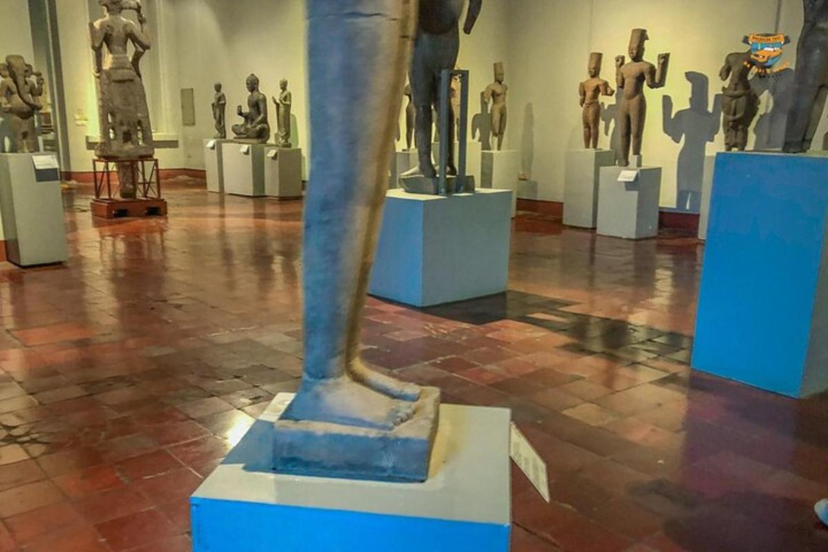 sebuah bilik dengan sekumpulan patung di muzium