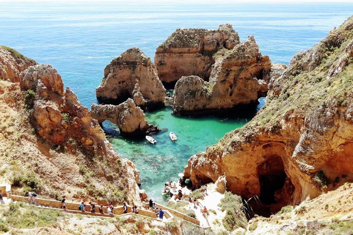 μια ομάδα ανθρώπων σε μια σπηλιά στον ωκεανό