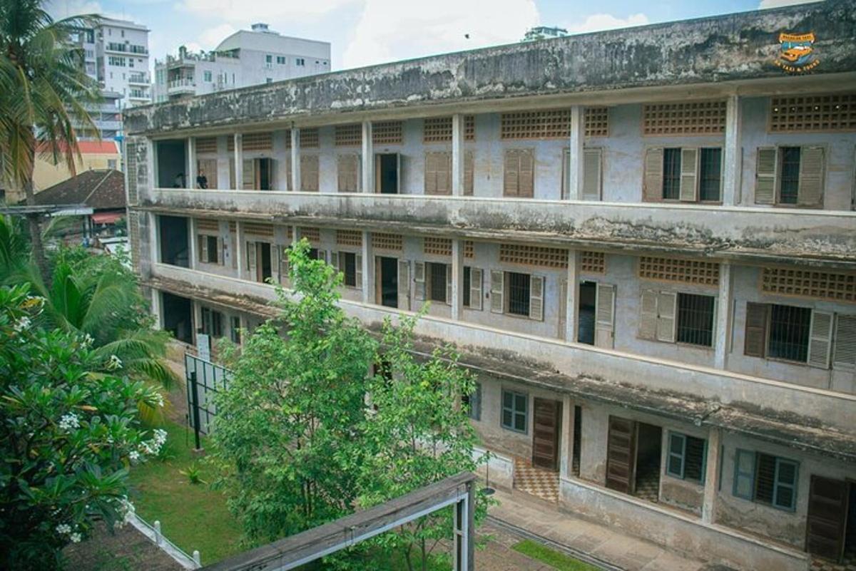 前に木がある古い建物