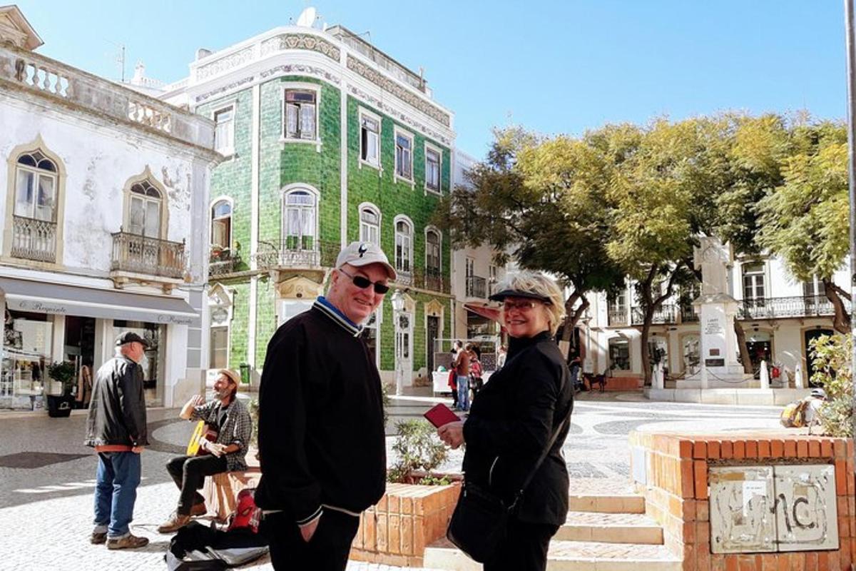 ένας άνδρας και μια γυναίκα που στέκονται μπροστά σε ένα κτίριο