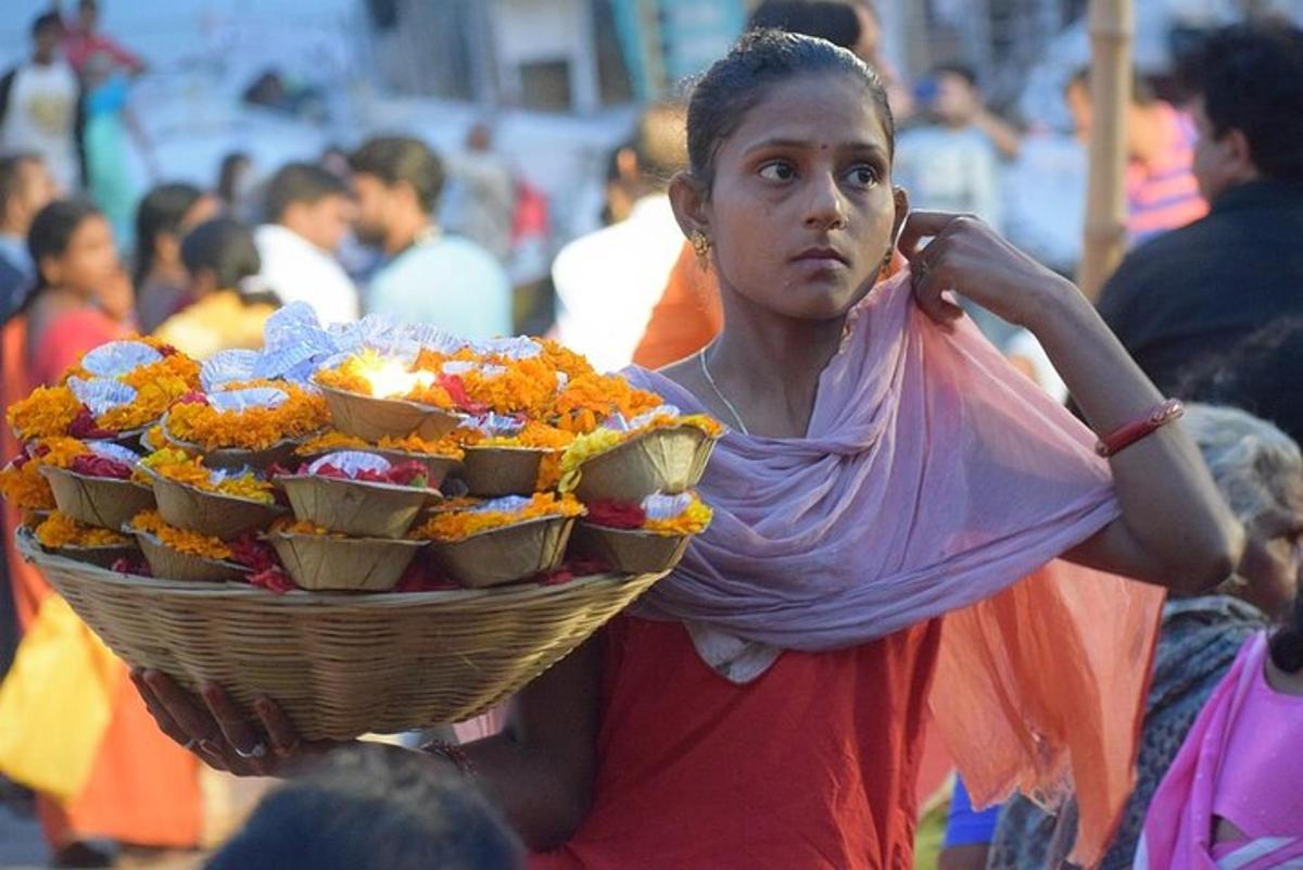 Una mujer sostiene una canasta de comida