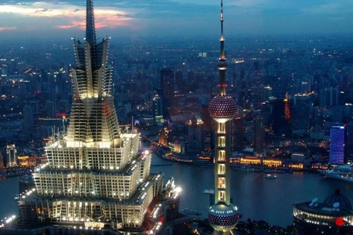 una vista di una città di notte con due alti edifici
