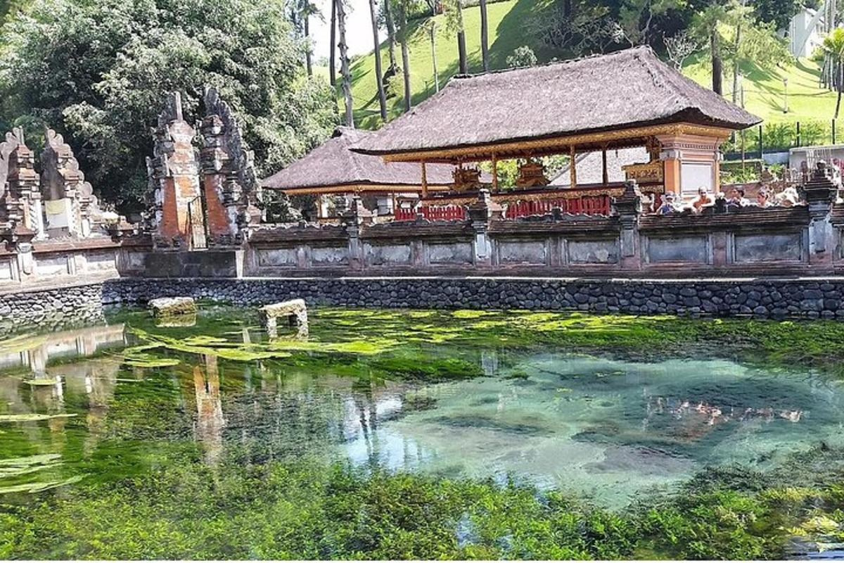un edificio con un estanque frente a un templo