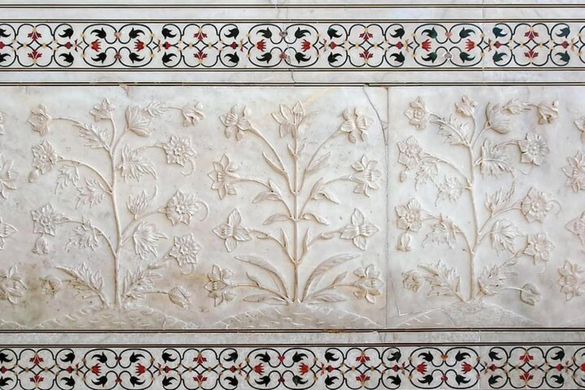 eine weiße Wand mit einem Blumenmuster darauf