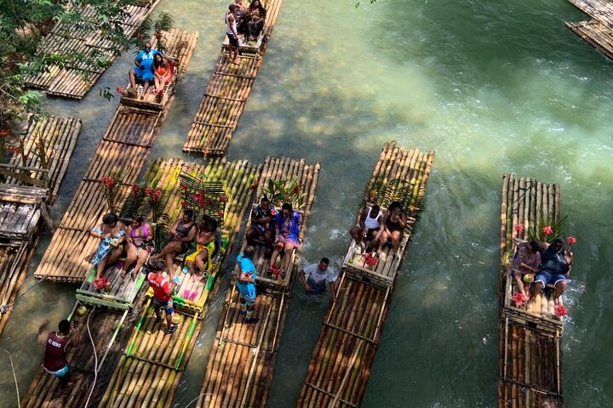 un gruppo di persone in piedi su recinti di bambù vicino all'acqua
