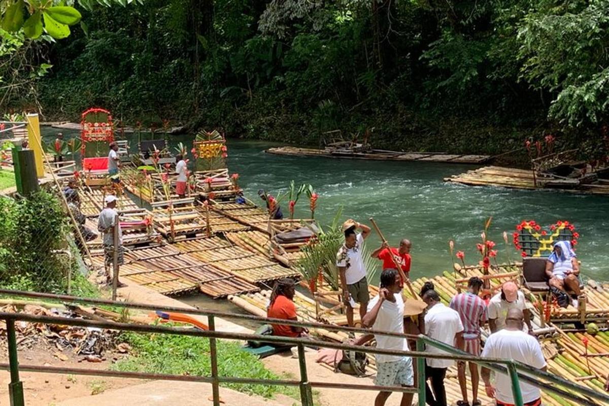 un gruppo di persone in piedi su una zattera in un fiume