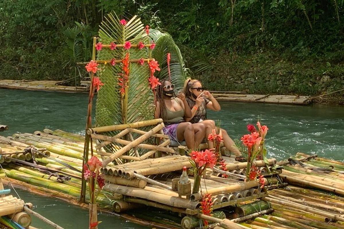 due donne sedute su una zattera in acqua