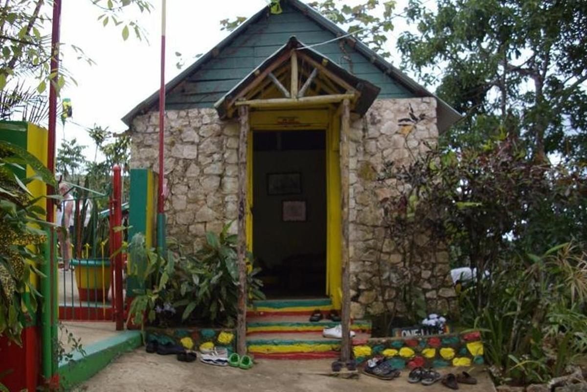 un petit bâtiment avec une porte dans une cour