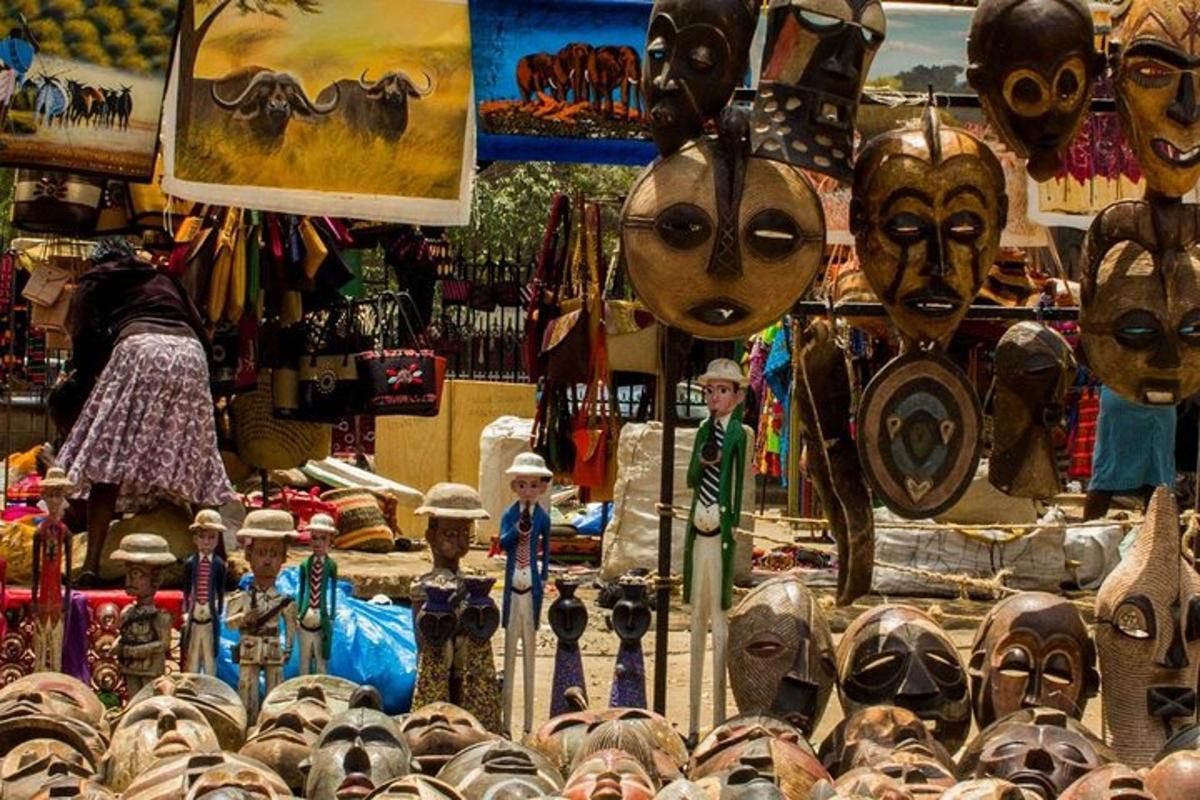 Una exhibición de máscaras y otros artículos en una tienda.
