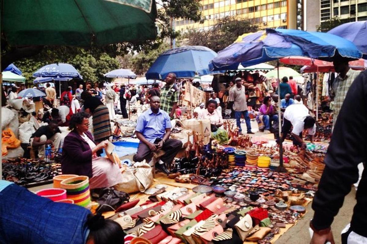 una multitud de personas en un mercado vendiendo zapatos