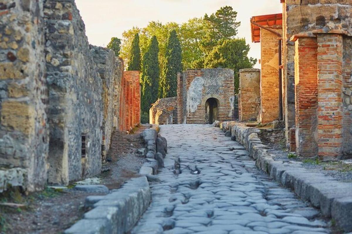 un carrer de pedra en un edifici antic