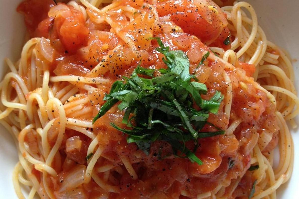 una ciotola di spaghetti con gamberi sopra