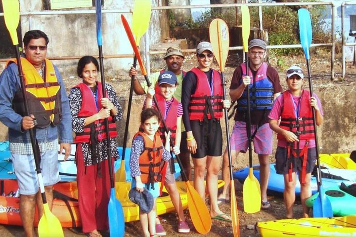un gruppo di persone in posa per una foto con i kayak