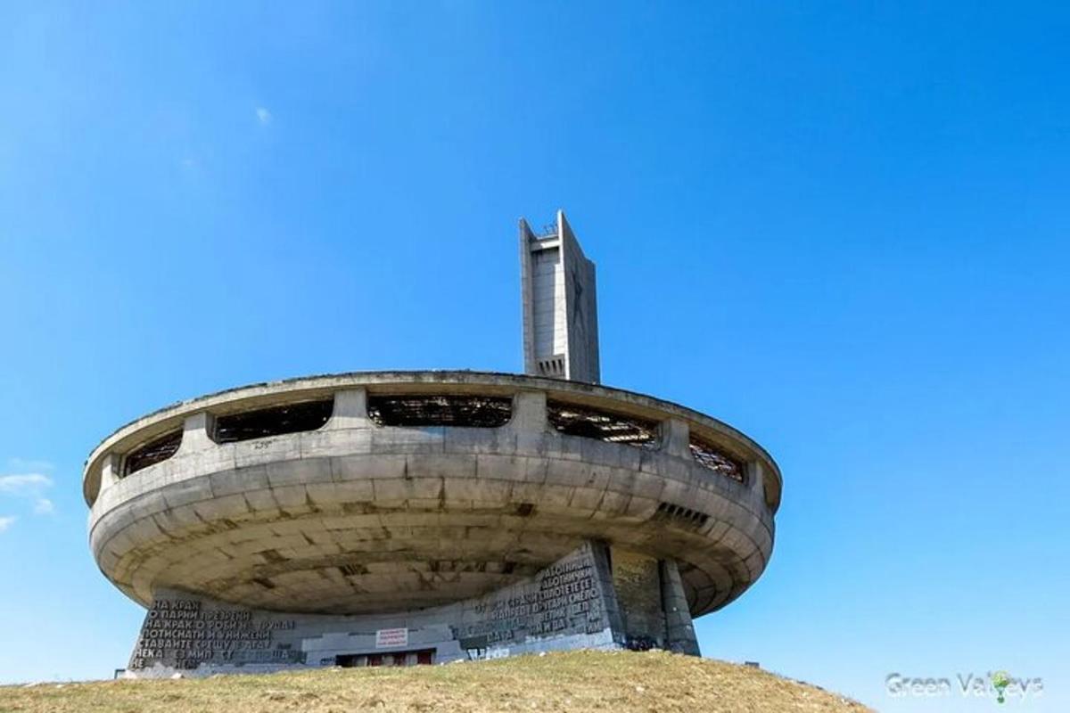山顶上的圆形建筑