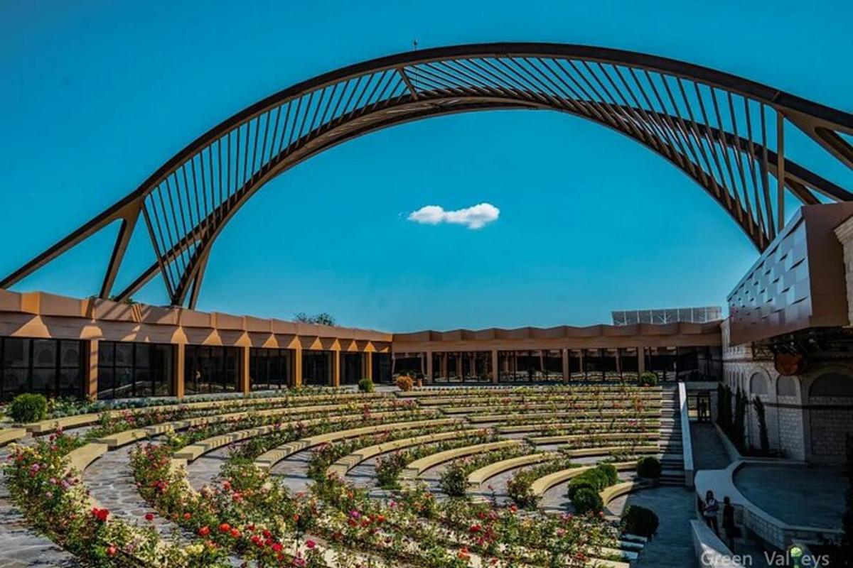 一座横跨花园中鲜花盛开的建筑的桥
