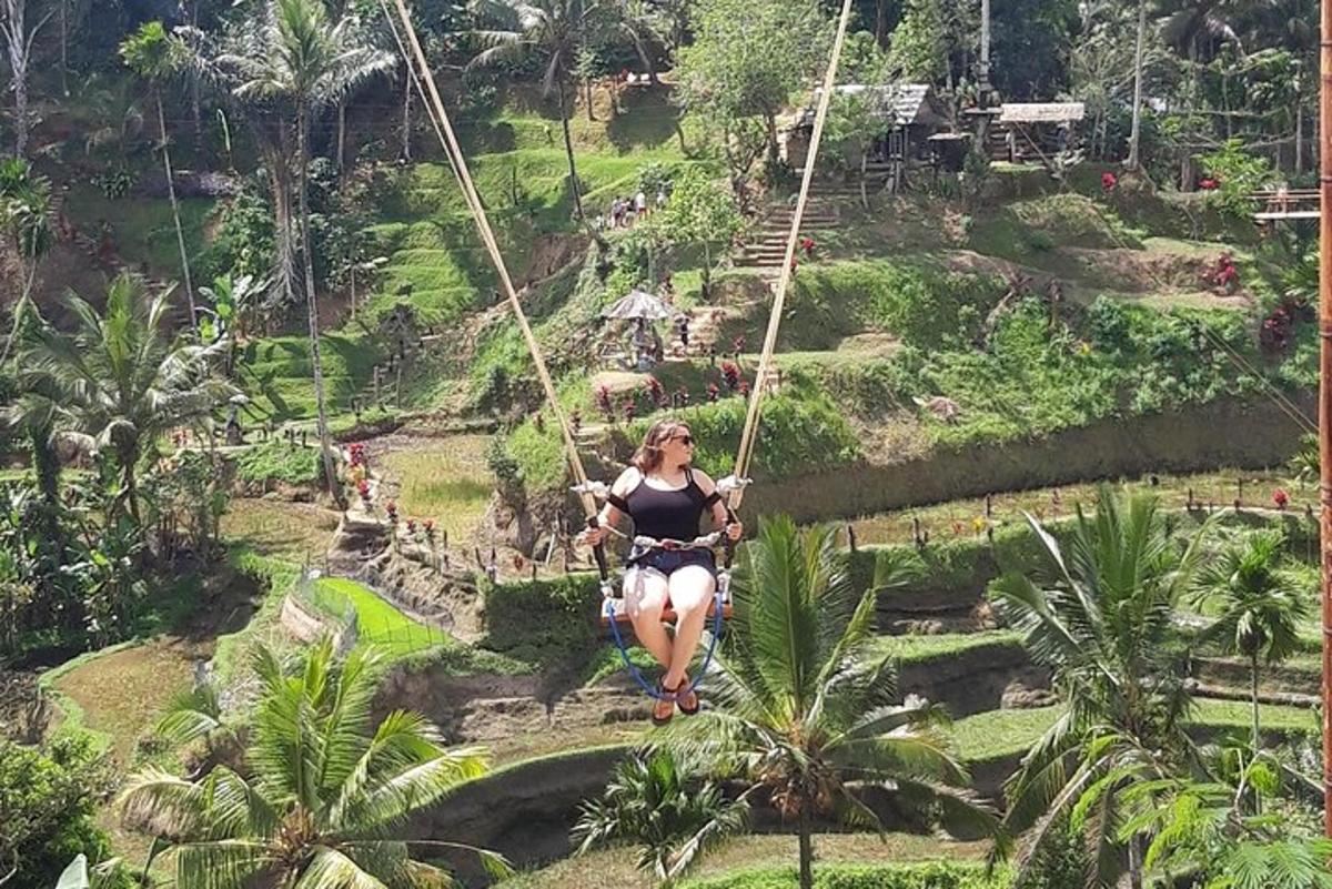 Una mujer columpiándose en un columpio de cuerda en un parque