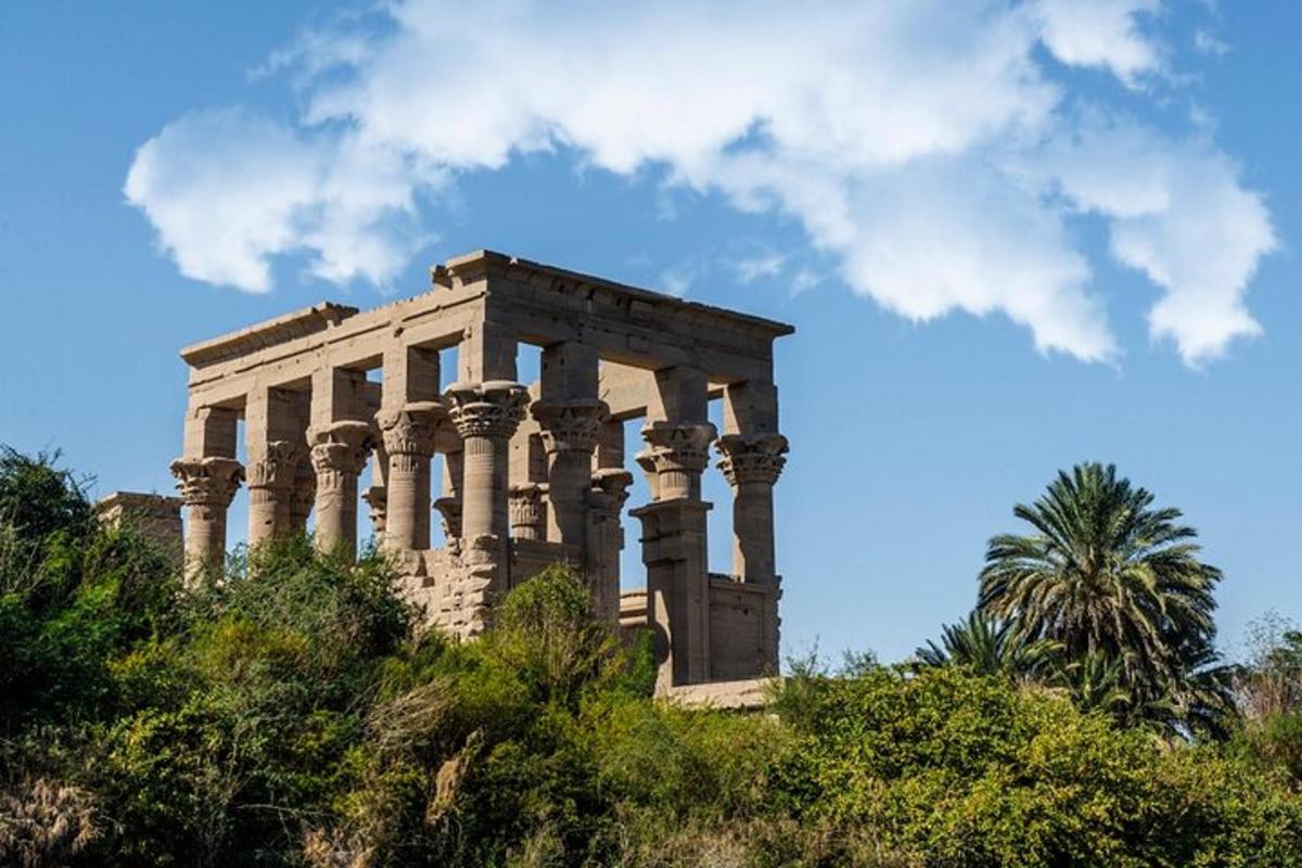 un templo en la cima de una colina con una palmera