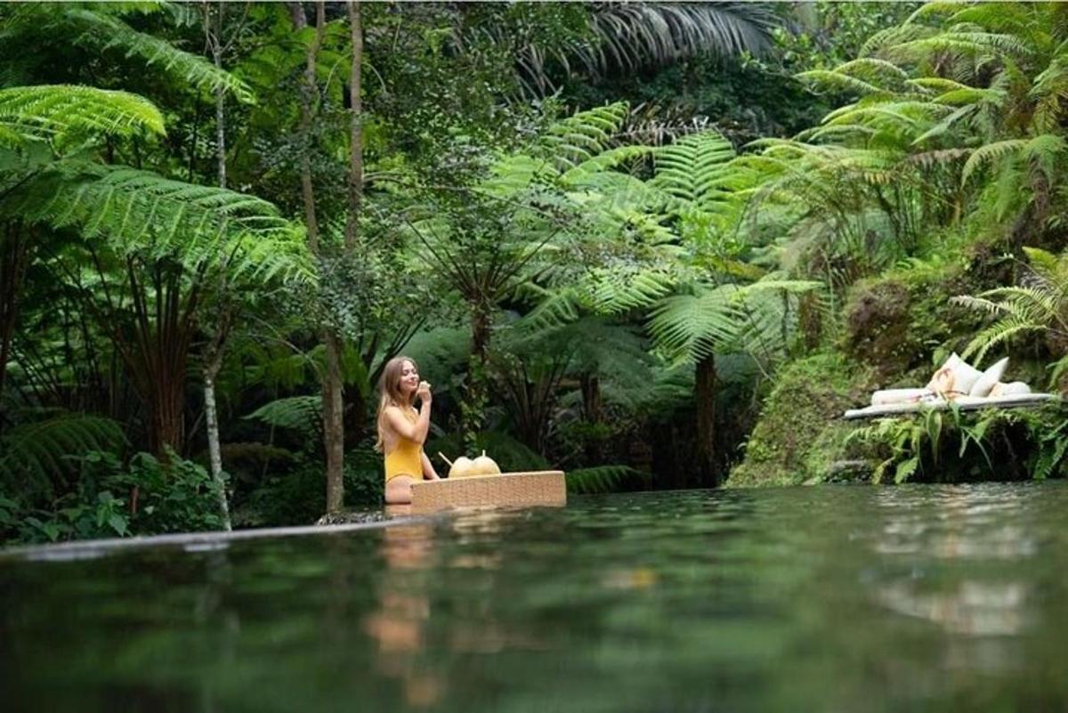 seorang wanita bercakap melalui telefon bimbit di dalam hutan