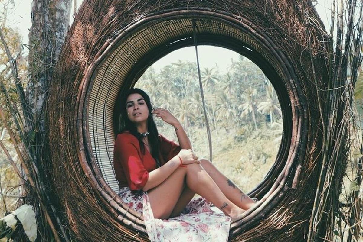 seorang wanita duduk di tingkap bulat di sebatang pokok