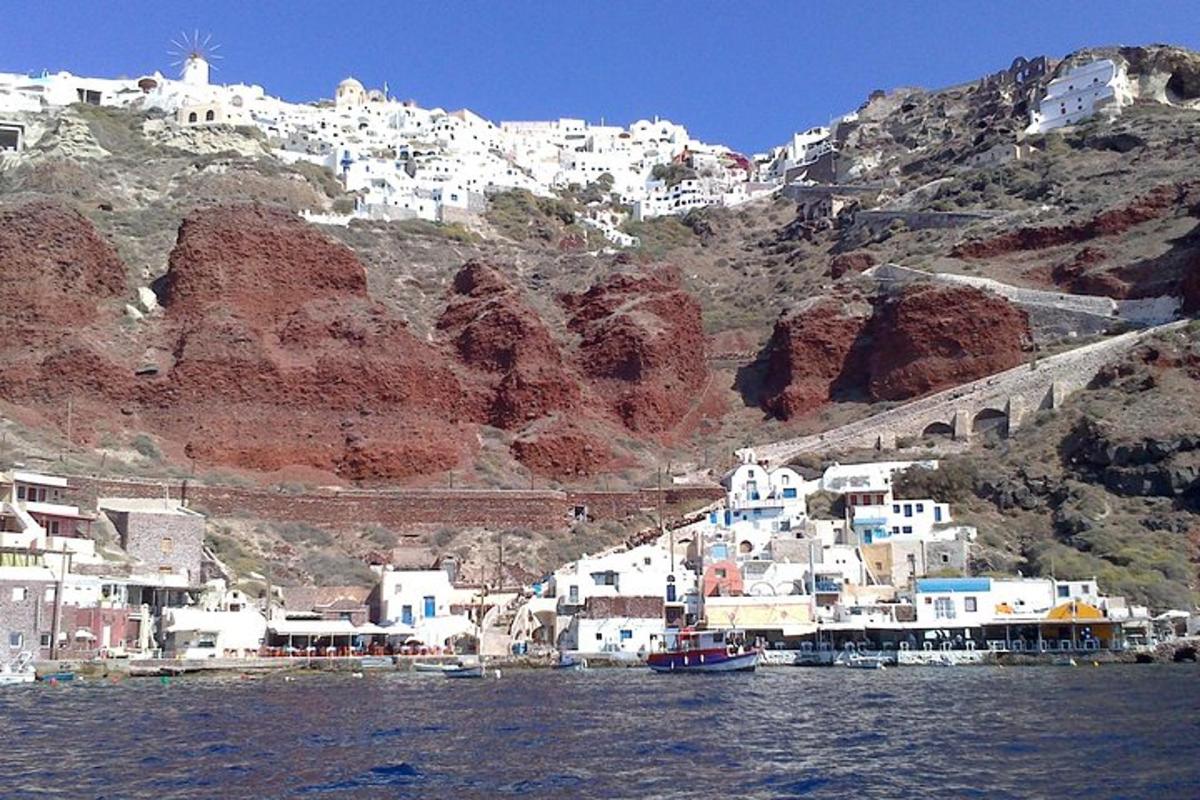 un grup d'edificis al vessant d'una muntanya