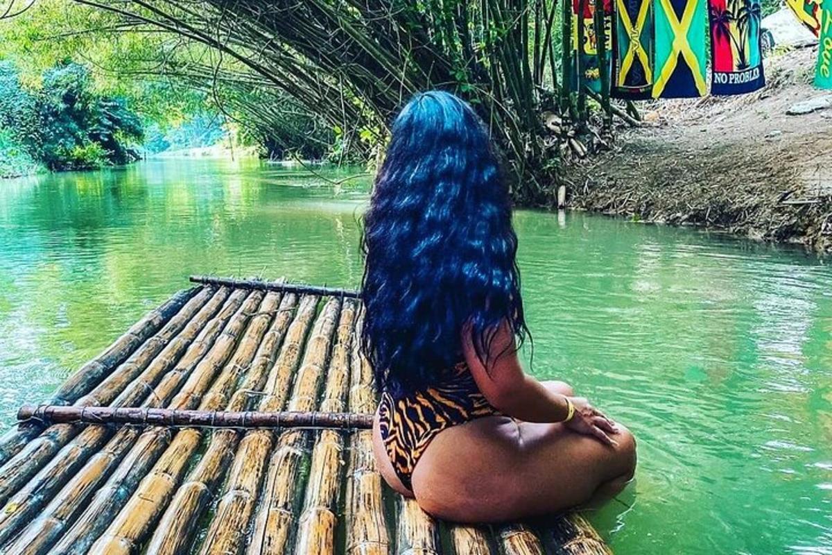 isang babaeng may asul na buhok na nakaupo sa isang balsa sa tubig