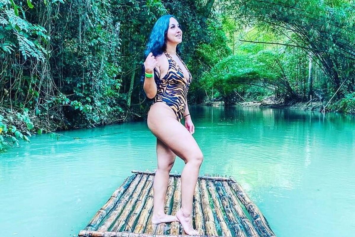 isang babaeng may asul na buhok na nakatayo sa isang balsa sa tubig