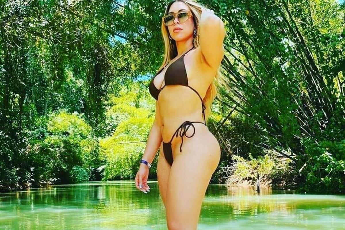 egy bikiniben álló nő a vízben
