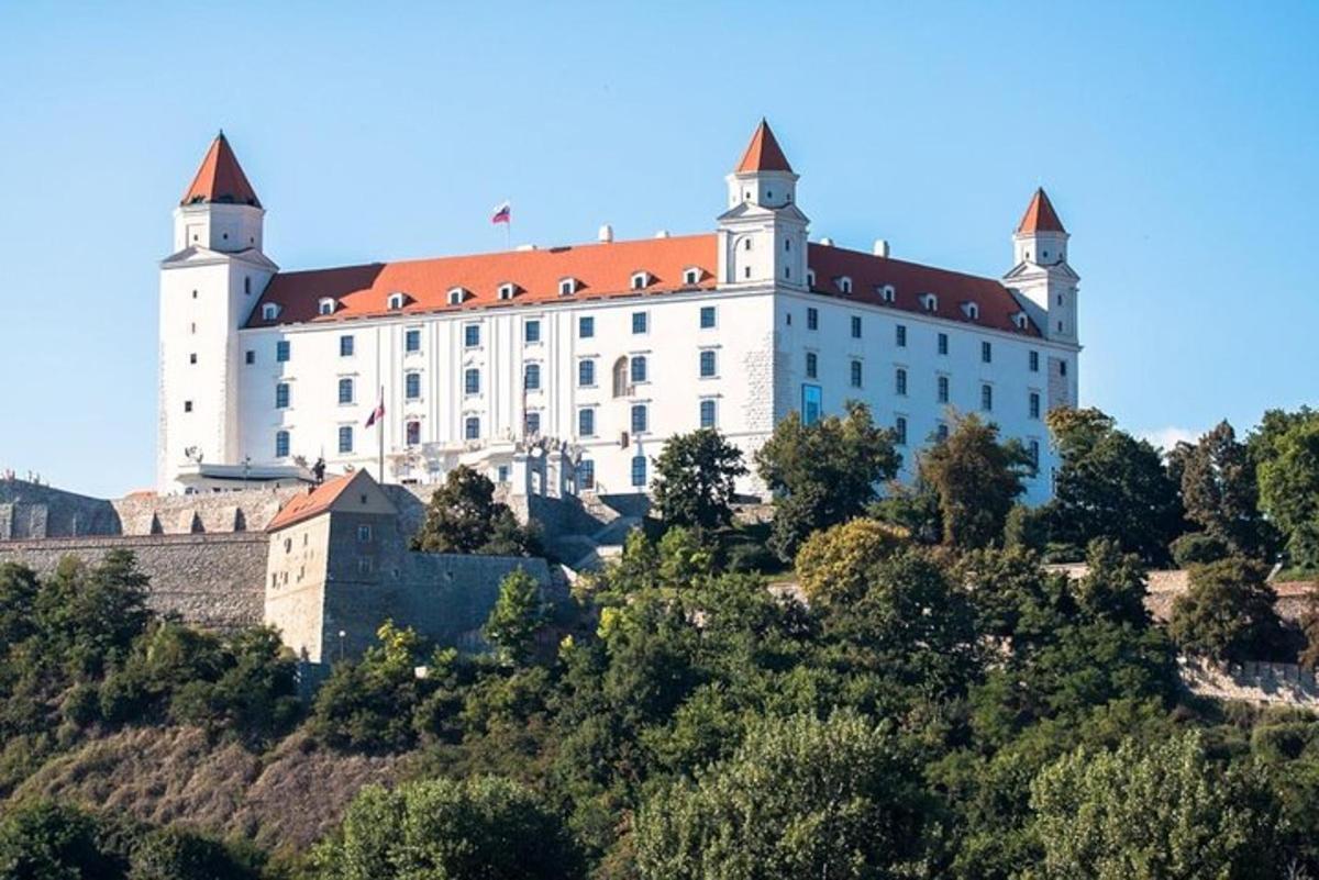 un grande edificio bianco in cima a una collina
