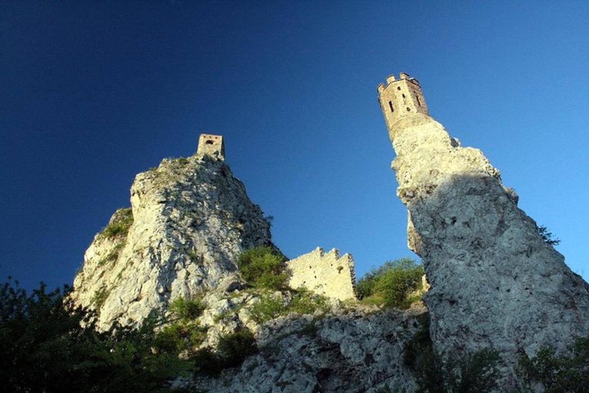un castello in cima a una montagna rocciosa