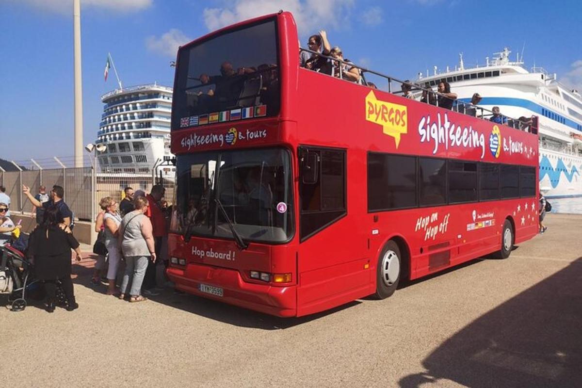 punane kahekordne buss, millel olid inimesed