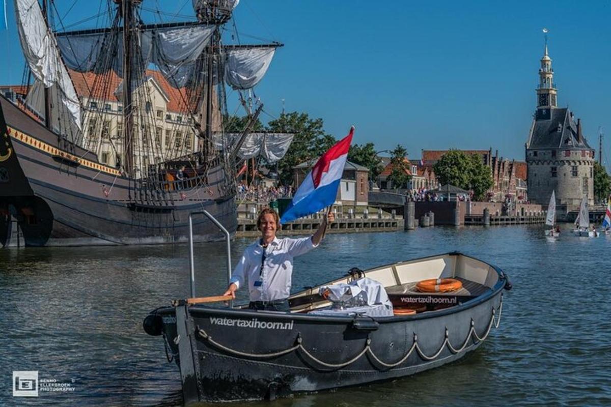 twee personen in een klein bootje met een piratenschip