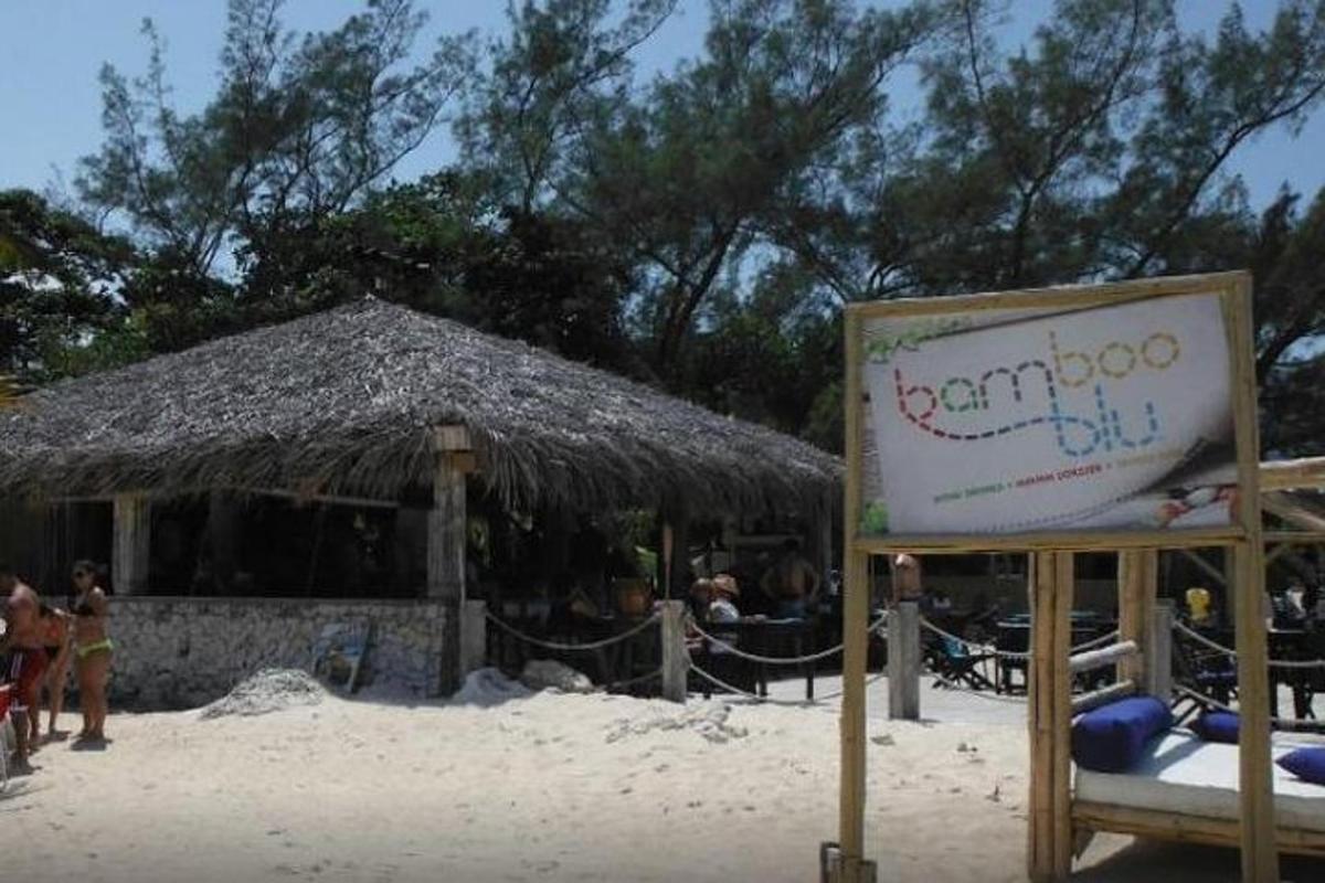 egy tábla a strandon egy bárétellel