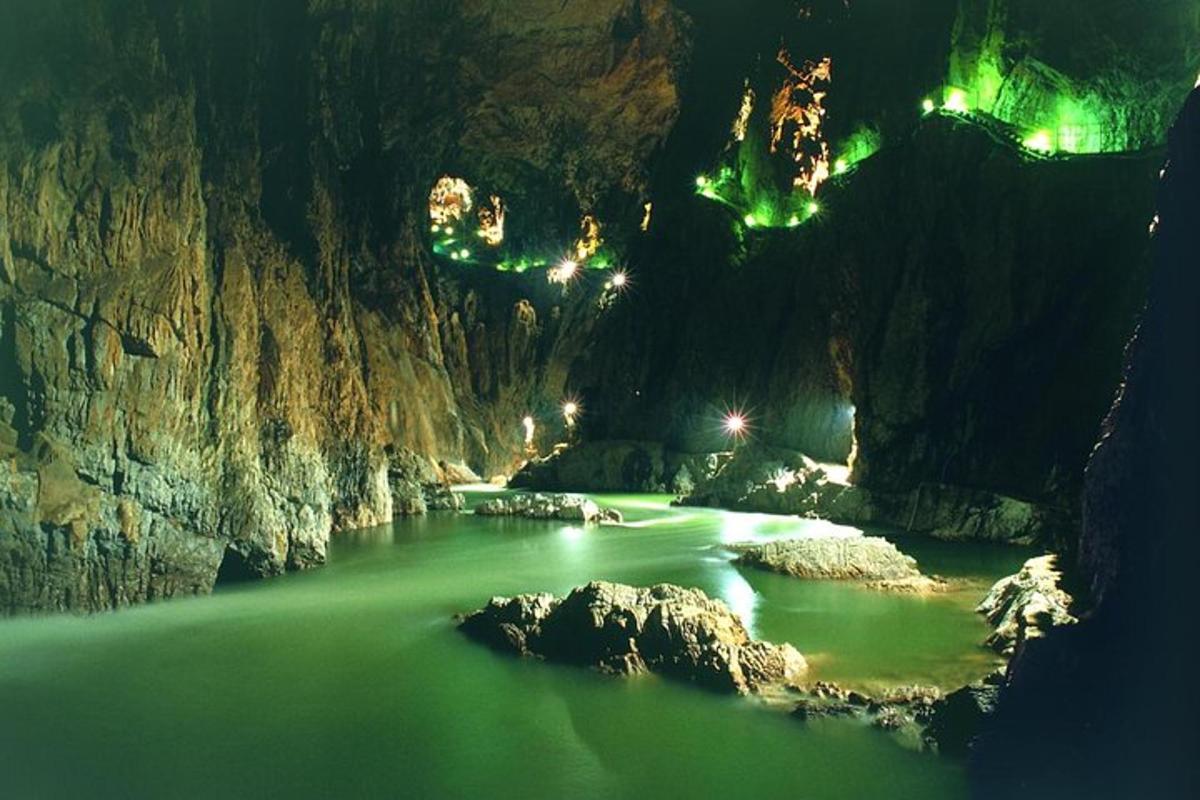 una vista di un fiume in una grotta di notte