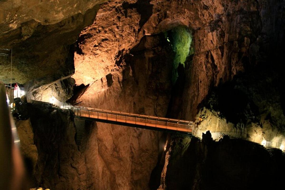 jambatan panjang dalam gua dengan gunung